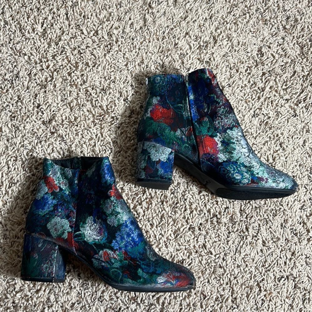 ZIGI SOHO DECORATIVE BOOTIE SIZE 6.5